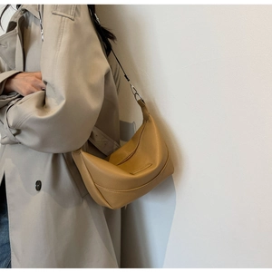 Détail du sac hobo en cuir grainé kaki avec boucle métallique argentée sur le côté