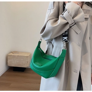 Détail du sac hobo en cuir litchi vert avec bandoulière en jacquard tissé de lettres