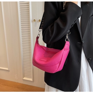 Sac croissant en cuir rose à grain litchi avec logo de mode et large bandoulière tissée