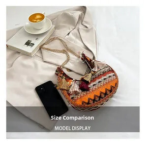 Comparaison de taille du sac bohème tissé avec glands colorés et chaîne dorée
