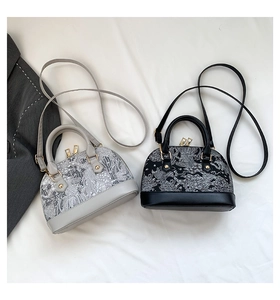 Vue détaillée de sacs coque gris et noirs avec broderies de phénix très sophistiquées