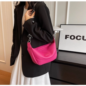 Sac demi-lune rose fuchsia en cuir litchi avec bandoulière tissée noir et blanc