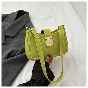 Détail du sac selle vert avocat avec boucle dorée carrée et finition lisse en PU