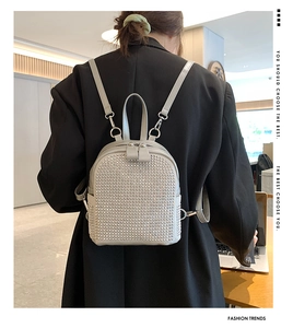 Rückansicht eines Models mit einem Mini-Strass-Rucksack mit funkelnden Kristallen