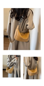 Détail du sac demi-lune en cuir grainé avec bandoulière réglable à logo pour femme
