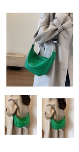 Détail du sac hobo vert avec cuir grainé et bandoulière en tissu à lettres stylées