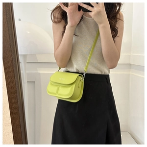 Spiegelselfie met limegroene geometrische crossbodytas gedragen met casual outfit