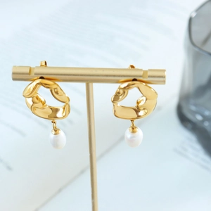 Vue détaillée de boucles d'oreilles créoles irrégulières dorées 18K avec perles d'eau douce