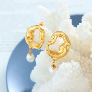 Boucles d'oreilles lave plaquées or 18K irrégulières avec perles d'eau douce sur corail