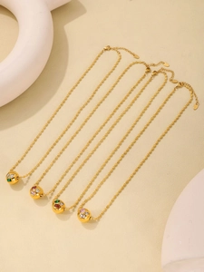 Detalle de los colgantes de bola chapados en oro 18k con circonitas de colores brillantes