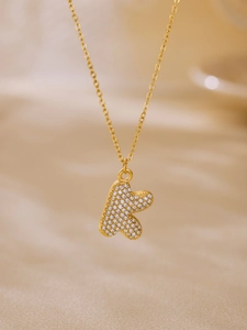 Détail du pendentif lettre K plaqué or 18 carats avec pavage de micro-zircons cubiques