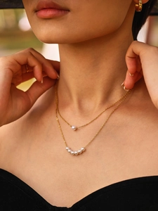 Collana a doppio strato placcata in oro 18 carati con perle indossata da modella