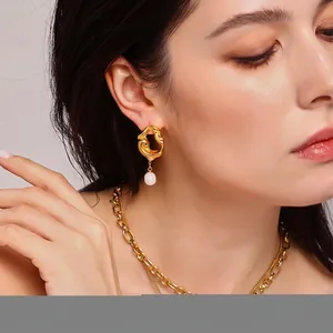 Boucles D'oreilles Pendantes Géométriques Creuses Irrégulières Acier Inoxydable Plaqué Or 18 Carats Perle D'eau Douce Style Français Vintage Femmes