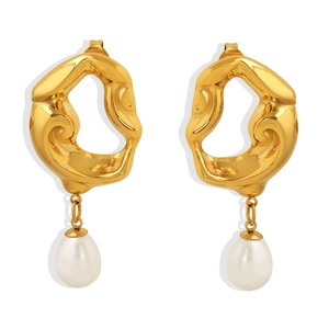 Boucles d'oreilles vagues dorées avec perles blanches en goutte sur un fond blanc épuré