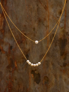 Dettaglio di collane in acciaio inossidabile placcato oro 18K con perle eleganti