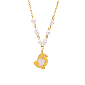 Goldene Kette mit Barockperlen und weißem Muschel-Küken-Anhänger auf weißem Grund