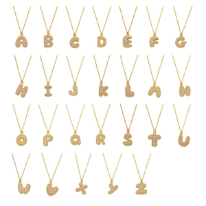 Collier lettre hip-hop serti de zircons avec placage or 18K PVD sur fond blanc pur