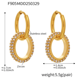 Detailansicht goldener Edelstahl Creolen mit glitzerndem Zirkon Anhänger für Damen