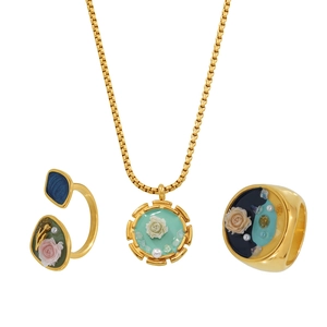 Set gioielli stile pittura a olio con collana di perle e anelli smaltati con rose
