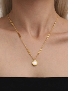 Nahaufnahme der 18K vergoldeten Kette mit römischen Ziffern und Muschel-Inlay-Anhänger
