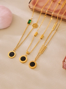 Detail der 18k vergoldeten Halskette mit römischen Ziffern und Onyx-Anhänger
