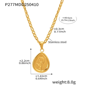 Détail du collier en acier doré avec pendentif tournesol gravé et chaîne de type Figaro