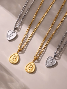 Détail de pendentifs cœur et goutte avec tournesol sur chaînes Figaro or et argent