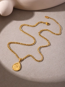 Détail du pendentif tournesol en goutte avec étiquette S925 sur collier en or 18 carats