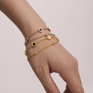 Dreilagiges vergoldetes Armband-Set mit Muschelanhängern und Perlenketten für Damen