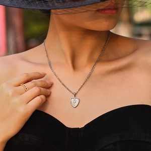Collier à pendentif fleur de cœur plaqué or 18K et bague brillante sur mannequin