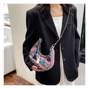 Détail d'un sac selle bohème avec motifs tissés colorés et pampilles à franges vives