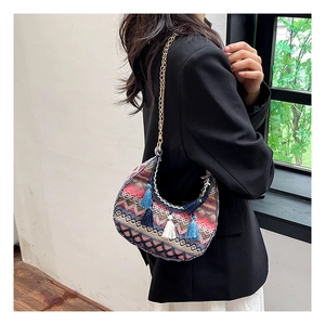 Détail du sac bandoulière ethnique avec motifs à vagues colorées et glands à franges bleus