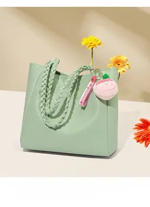 Détail du cabas vert menthe avec poignées tressées et breloque en forme de pêche