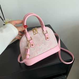Sac coquille en broderie rose et blanc avec fermetures dorées et motif floral chic