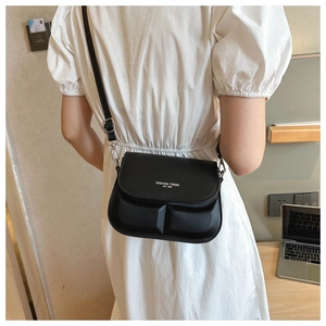 Detail van de zwarte crossbodytas met 3D-reliëfpatroon en Fashion Trend opdruk