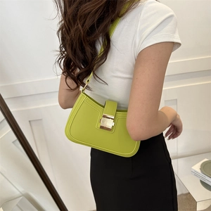 Sac à bandoulière vert citron en similicuir avec boucle dorée vue sous 45 degrés