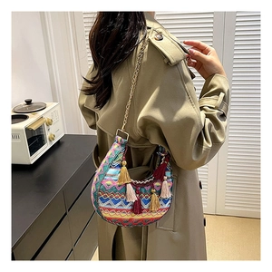 Vue détaillée du sac besace bohème tissé avec glands colorés et bandoulière chaîne