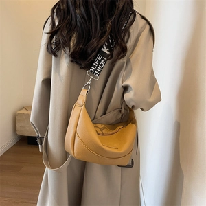 Sac bandoulière demi-lune jaune gingembre en cuir grainé avec large bandoulière