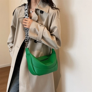 Sac bandoulière demi-lune vert avec texture litchi et large sangle en jacquard