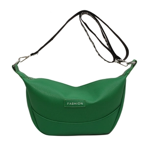 Sac bandoulière demi-lune vert avec texture lychee et sangle tissée à lettres