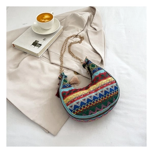 Sacoche ethnique avec motifs géométriques colorés au crochet et détails à franges