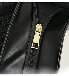 Gros plan d'une fermeture éclair dorée sur un sac cabas noir en cuir gaufré