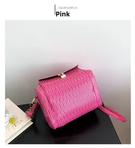 Dettaglio della borsa a scatola vintage rosa con trama ondulata e fibbia dorata