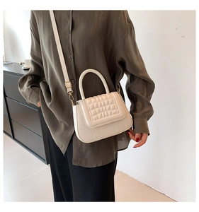 Off-white crossbody tas met gewatteerde textuur, krokodillenprint en gouden details