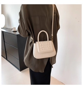 Chique crème crossbodytas met krokodillenpatroon in een elegante lifestyle-stijl