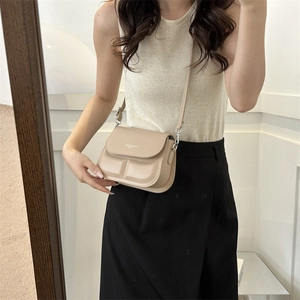 Chique beige crossbodytas met geometrisch gewatteerd patroon en modetrend tekst
