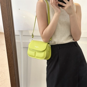 Lichtgroene gewatteerde lederen crossbody tas met een verstelbare schouderriem