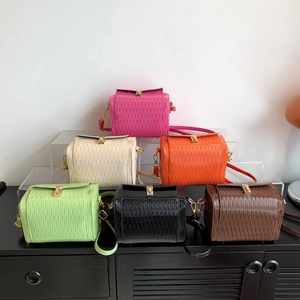 Sac à Épaule Cylindre Design de Niche Texture Tissée Sac Bandoulière Oreiller en Cuir PU Serrure Dorée Mode Femme