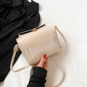 Sac bandoulière cylindrique beige plissé avec fermoir doré et fine bandoulière