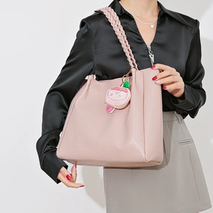 Grand sac cabas rose clair en similicuir texturé avec bandoulière tissée chic